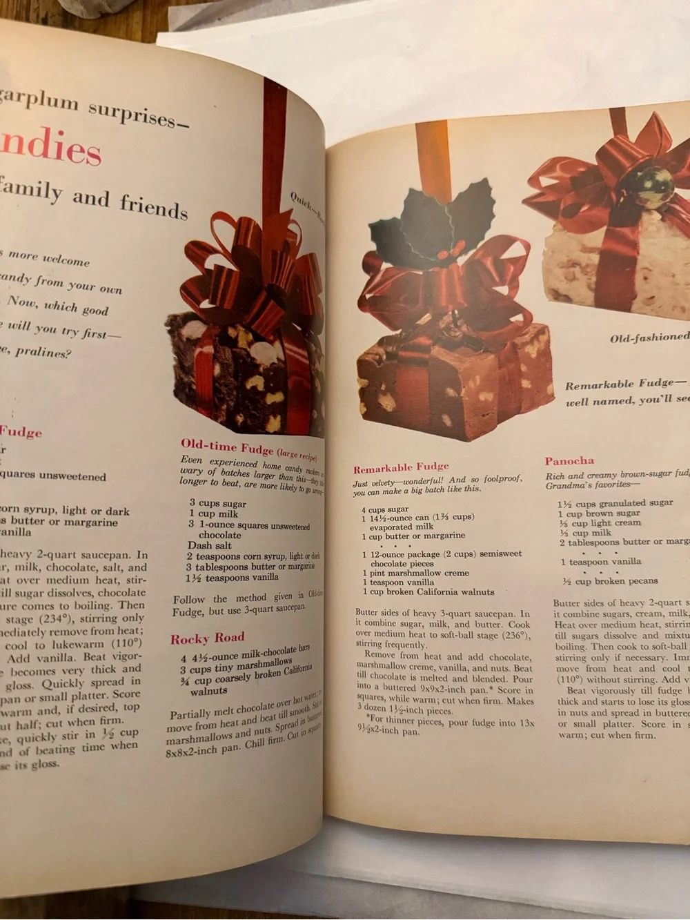 Better Homes And Gardens Holiday Cook Book - Cream Cover